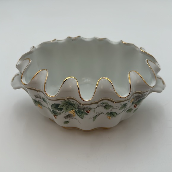 Burton and Burton Ruffled Grapevine Serving Dish - Picture 12 of 16